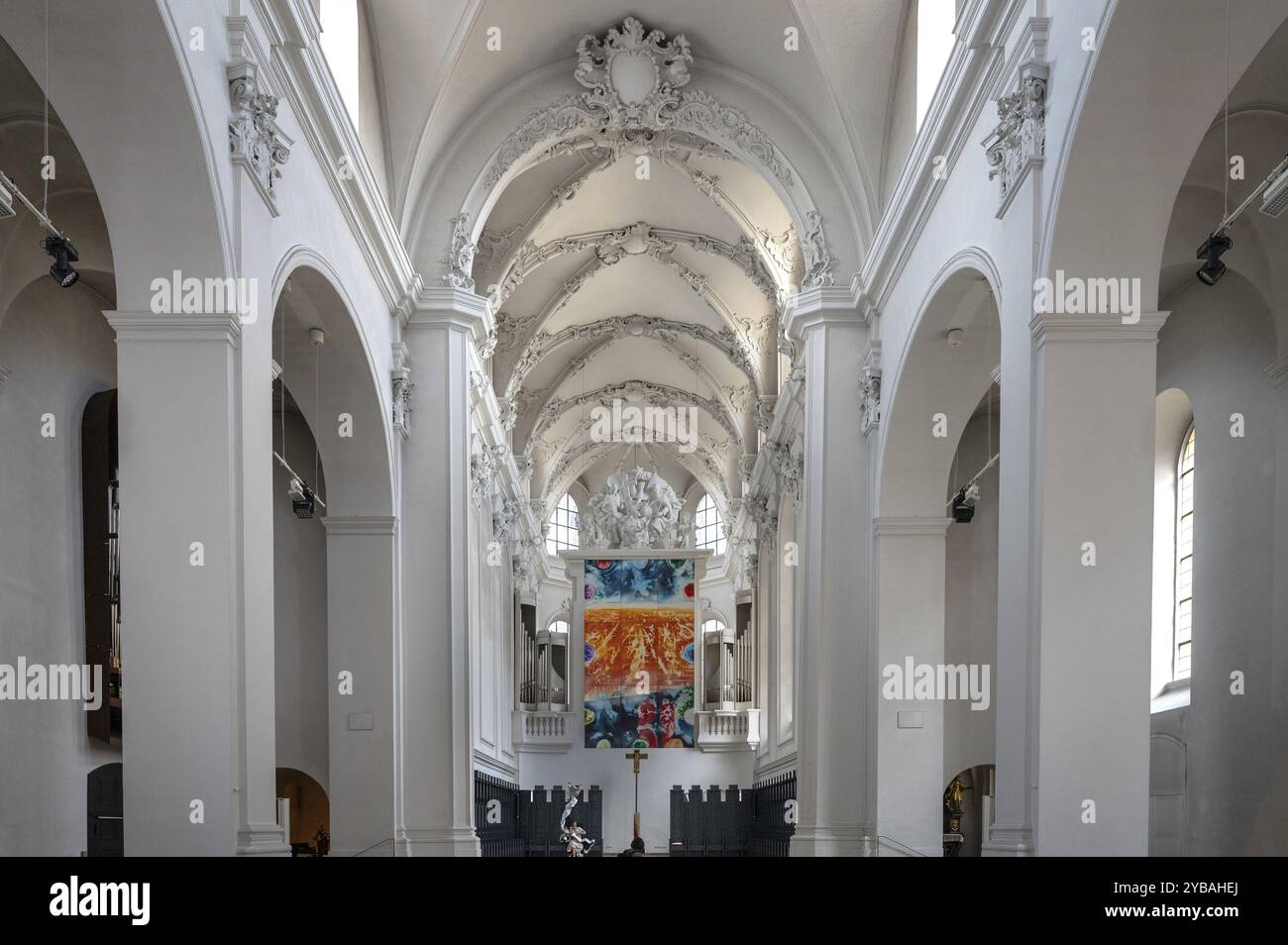 Pala d'altare luminosa creata dal pittore Jacques Gassmann, Gerusalemme celeste 2011, Chiesa di Sant'Agostino, Dominikanerplatz, Wuerzburg Foto Stock