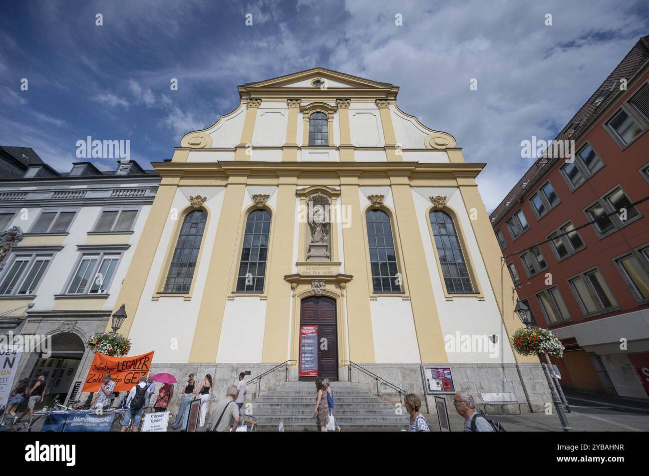 Facciata principale della chiesa agostiniana, Dominikanerplatz, Wuerzburg, bassa Franconia, Baviera, Germania, Europa Foto Stock