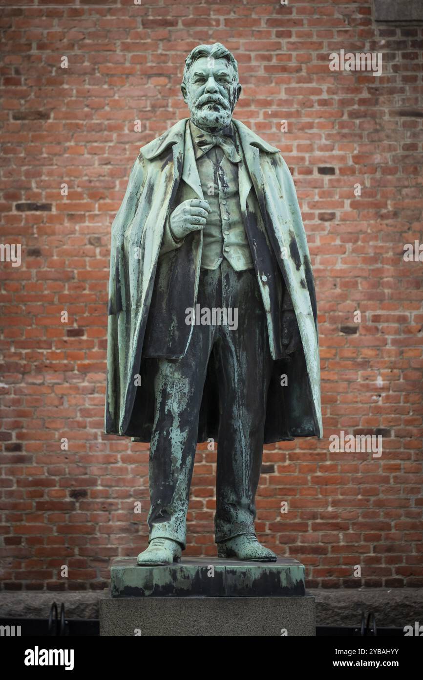 Statua in bronzo di Carl Jacobsen, imprenditore danese della birreria, collezionista d'arte e benefattore, di fronte al muro di mattoni sul zoccolo, quartiere Carlsberg, Copen Foto Stock