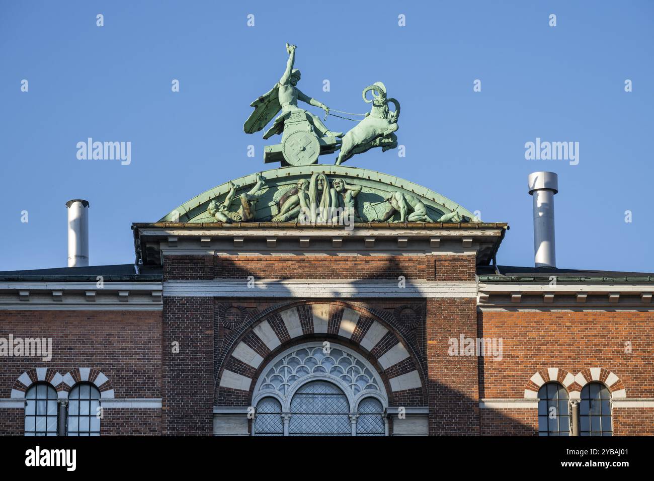 Scultura in bronzo, scena mitologica con carro di Stephan Sinding, dipylon o double Tor Tor Tor or o Dobbeltporten, progettata dall'architetto Vilhelm Dahl Foto Stock