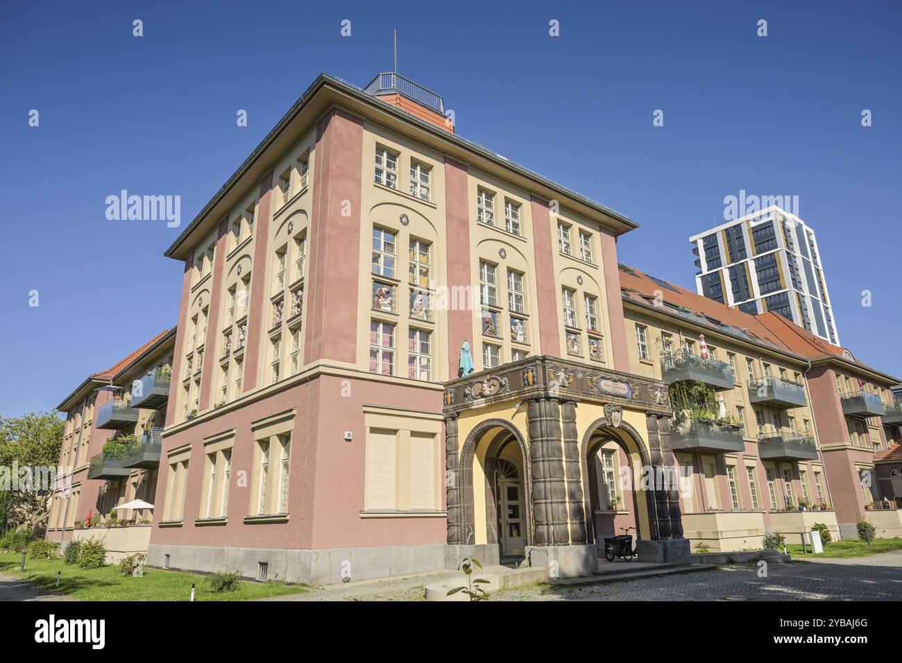 Vecchi edifici, ex clinica per donne e bambini, ora parco residenziale St. Marien, Mariendorfer Weg, Neukoelln, Berlino, Germania, Europa Foto Stock