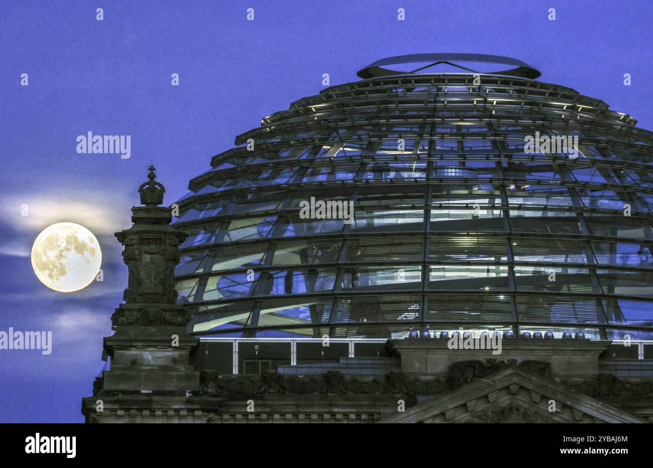 Luna piena sulla cupola del Reichstag, 16 ottobre 2024, Berlino, Berlino, Germania, Europa Foto Stock