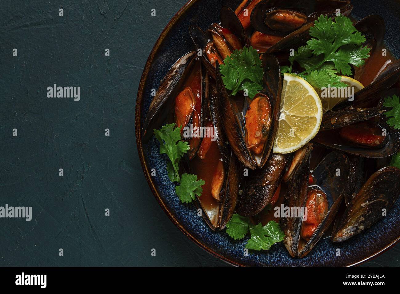 Cozze in salsa di pomodoro, fatte in casa, niente persone Foto Stock