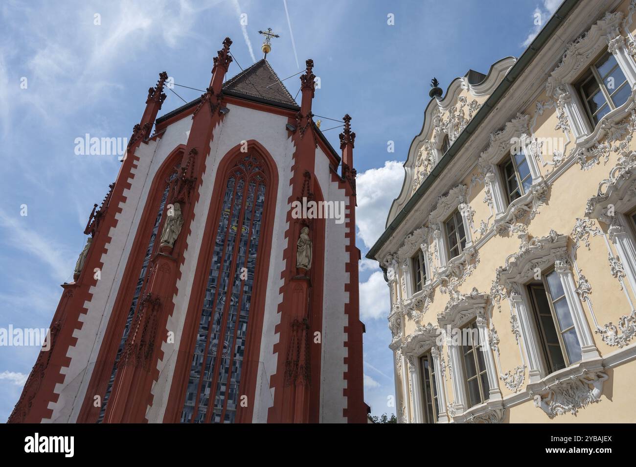 Coro orientale della Cappella di Santa Maria e facciata rococò del 1571 del Falkenhaus, piazza del mercato, Wuerzburg, bassa Franconia, Baviera, Germania, Europa Foto Stock