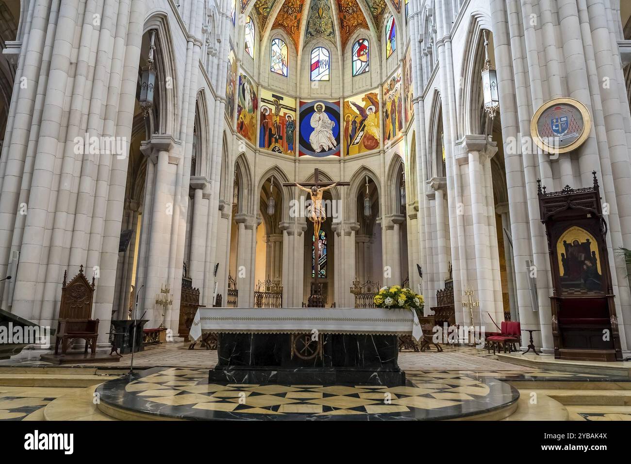Cattedrale dell'Almudena: Sede iconica dell'arcidiocesi di Madrid, costruita nel corso di un secolo, consacrata nel 1993, adiacente al Palazzo reale Foto Stock