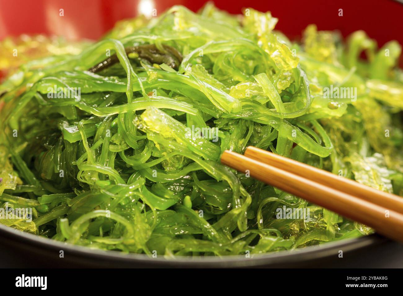 Insalata di alghe in una ciotola, insalata di alghe in una ciotola Foto Stock