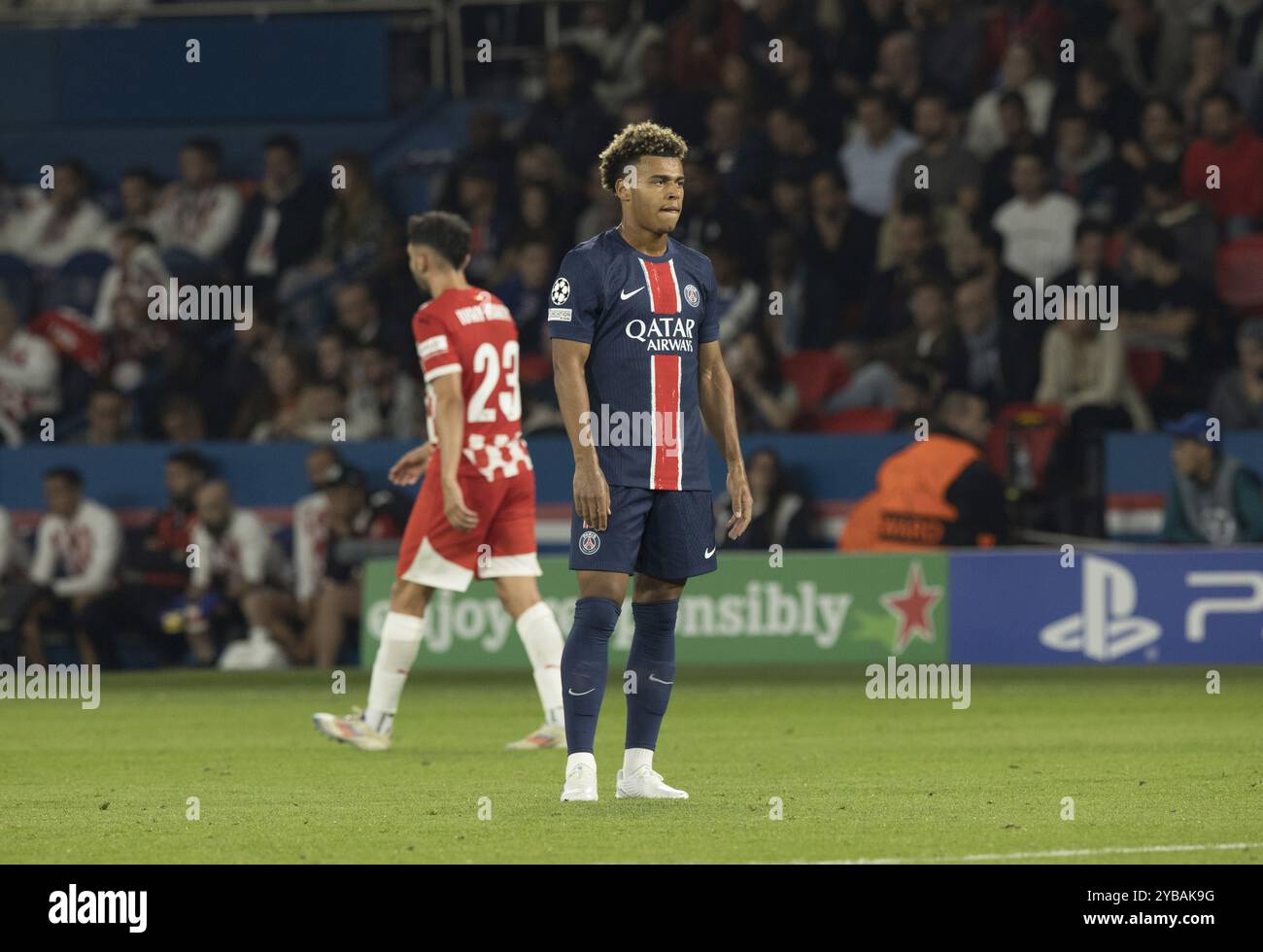 Partita di calcio, Desire DOUE Paris St. Germain in piedi nel pensiero guardando a sinistra, stadio di calcio Parc des Princes, Parigi Foto Stock