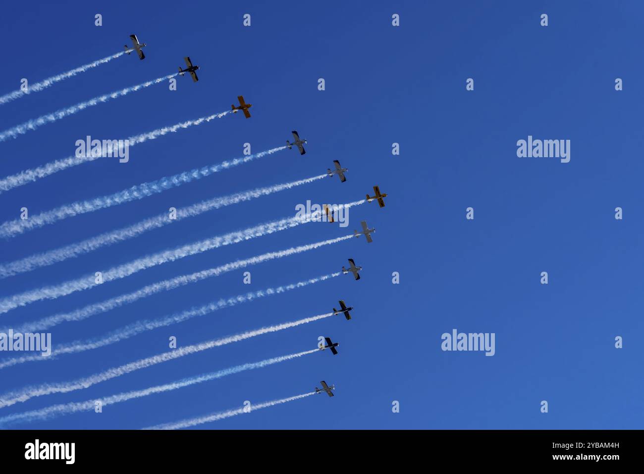 Un aereo della seconda guerra mondiale esegue manovre durante una manifestazione aerea del Veterans Day Foto Stock