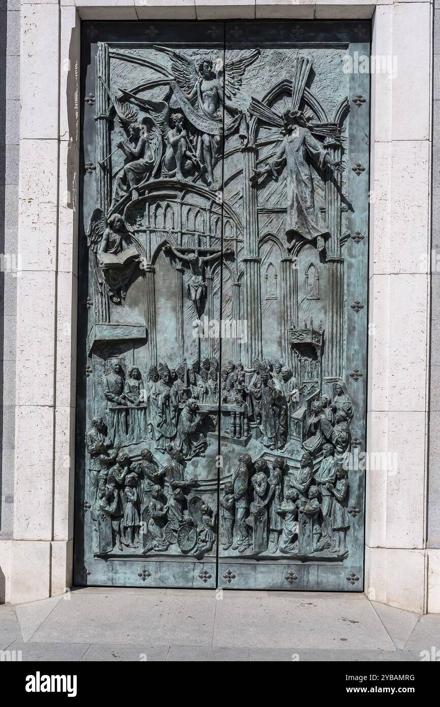 Cattedrale dell'Almudena: Sede iconica dell'arcidiocesi di Madrid, costruita nel corso di un secolo, consacrata nel 1993, adiacente al Palazzo reale Foto Stock