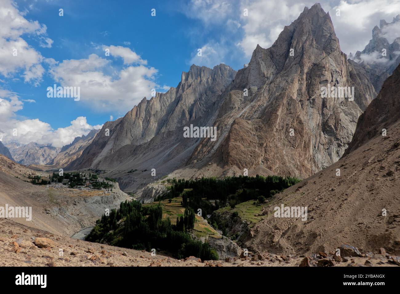 Villaggio di Kanday e campi nella valle di Hushe, Baltistan, Pakistan Foto Stock