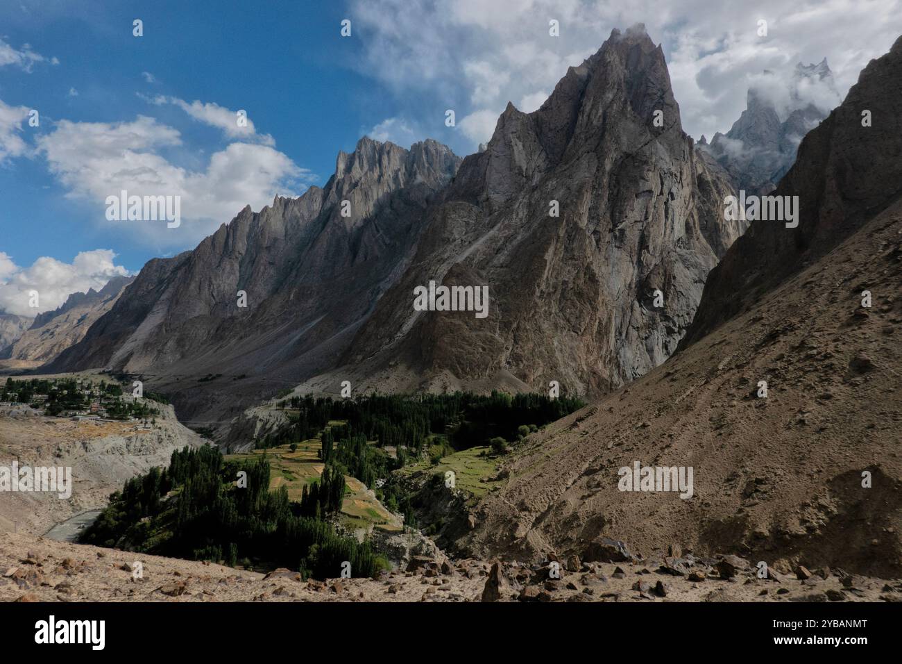 Villaggio di Kanday e campi nella valle di Hushe, Baltistan, Pakistan Foto Stock