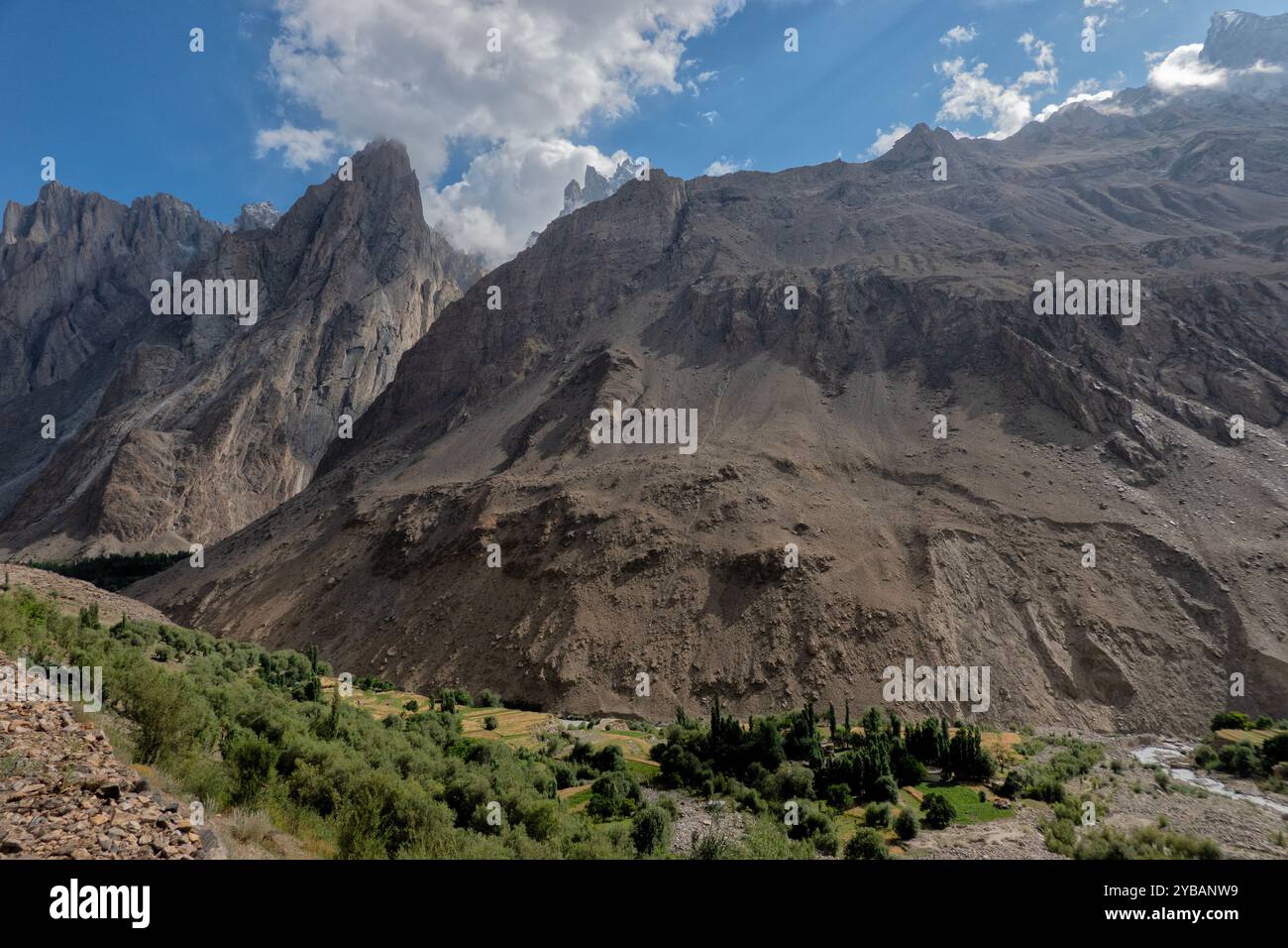 Villaggio di Kanday e campi nella valle di Hushe, Baltistan, Pakistan Foto Stock