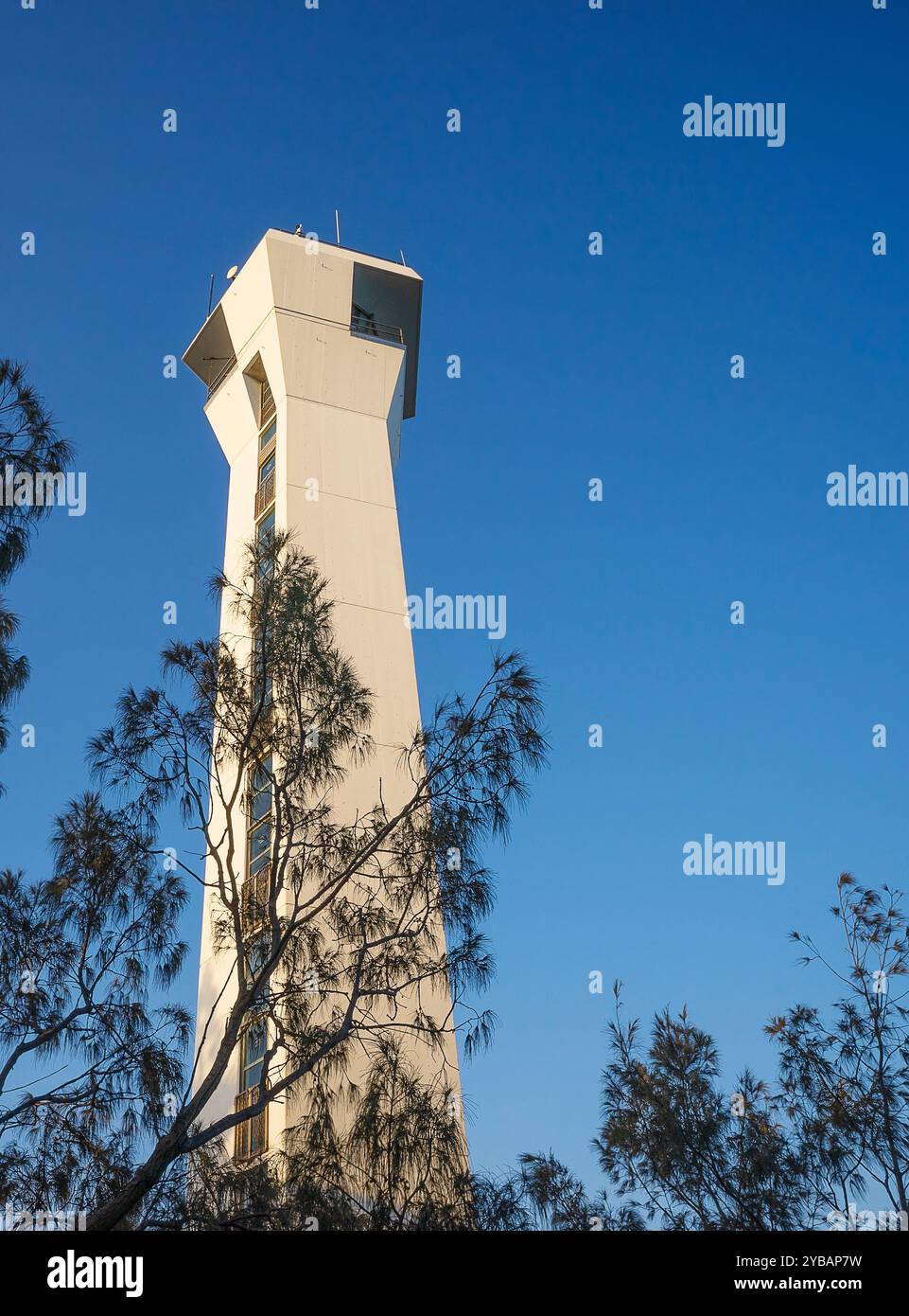 Primo piano del faro di Point Cartwright, faro di navigazione, con luce soffusa nel tardo pomeriggio Foto Stock