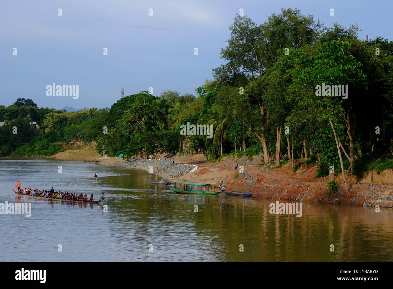 Praticare la corsa in barca a drago nel fiume Nam Khan. Luang Prabang. Laos Foto Stock