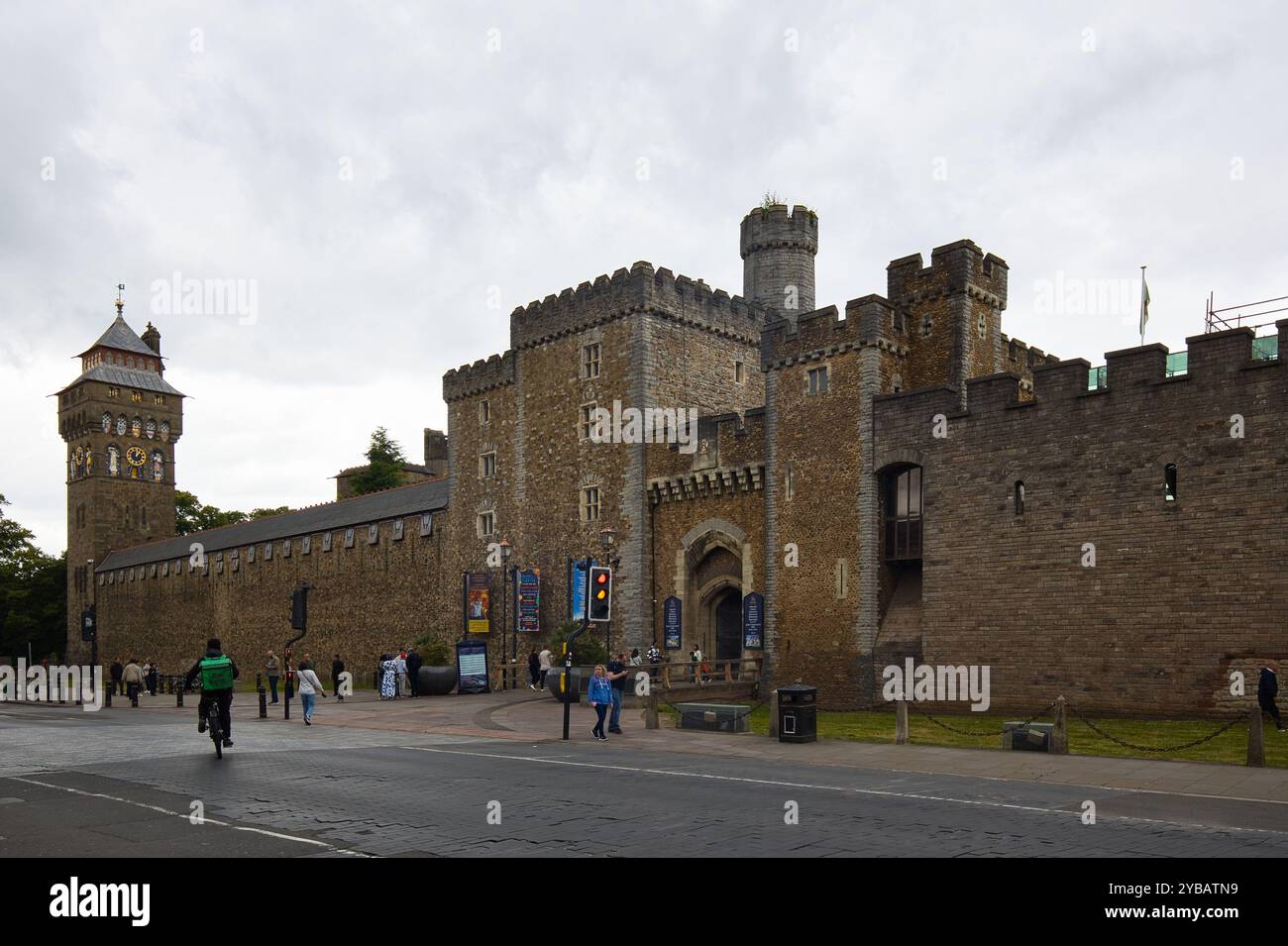 Galles, Cardiff - 30 giugno 2024: Castello di Cardiff al passaggio da Castle Street a Duke Street. Foto Stock