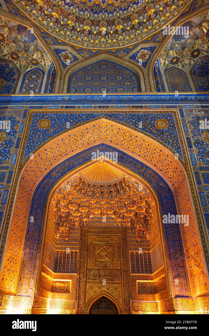 Samarcanda, Uzbekistan-12 agosto 2023: Interno della moschea Tilla-Kari in Piazza Registan a Sammarkand durante il giorno estivo Foto Stock