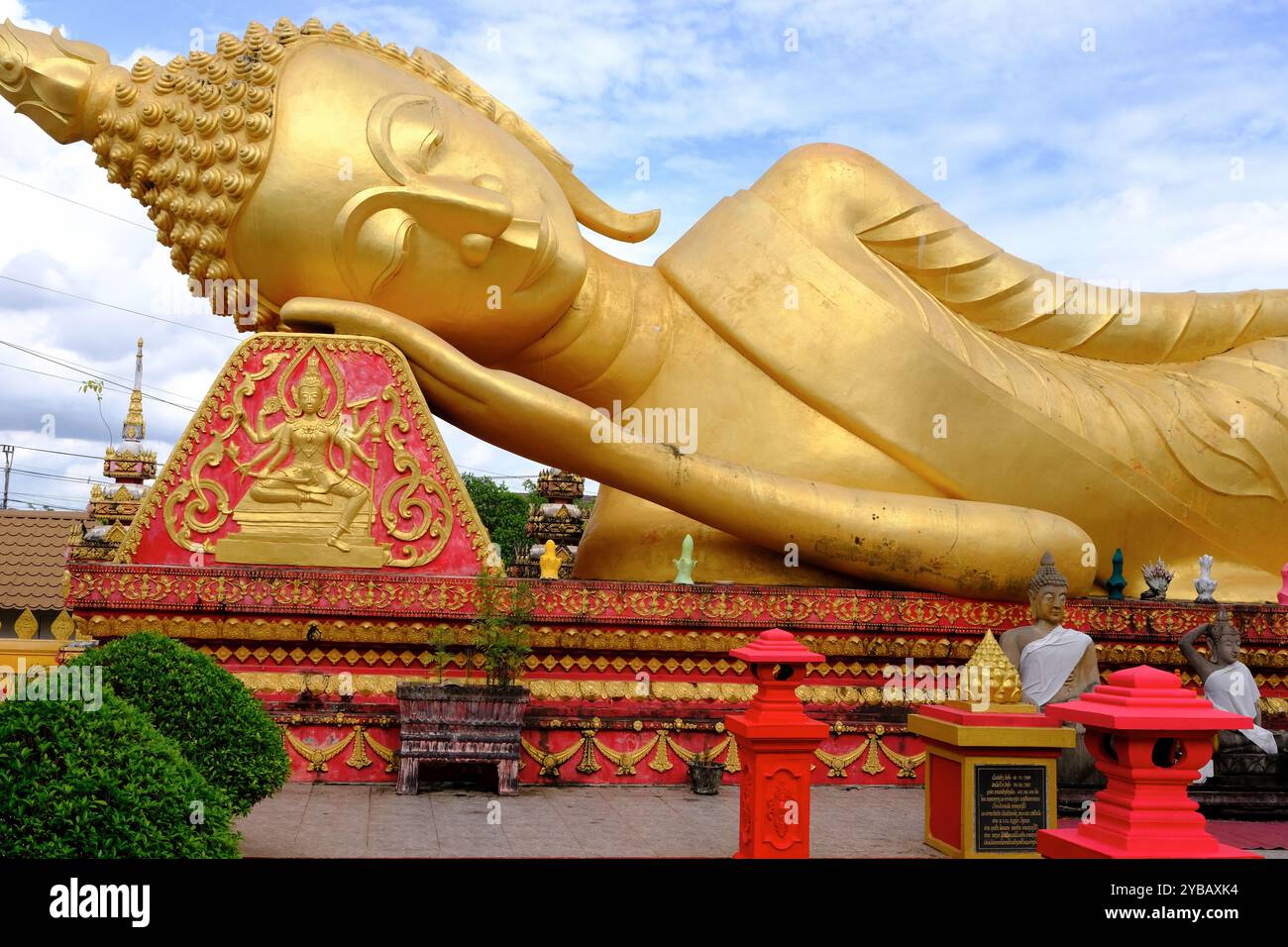 Buddha dorato sdraiato gigante nel complesso del tempio Wat That Luang Tai di Pha That Luang. Vientiane, Laos Foto Stock