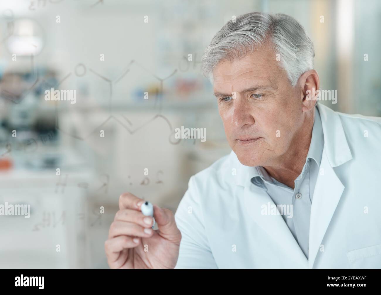 Uomo, scienziato ed equazioni sul vetro in laboratorio per la risoluzione dei problemi, la pianificazione medica e l'esperimento scientifico. Maturo, ricercatore e scrittore per molecola Foto Stock