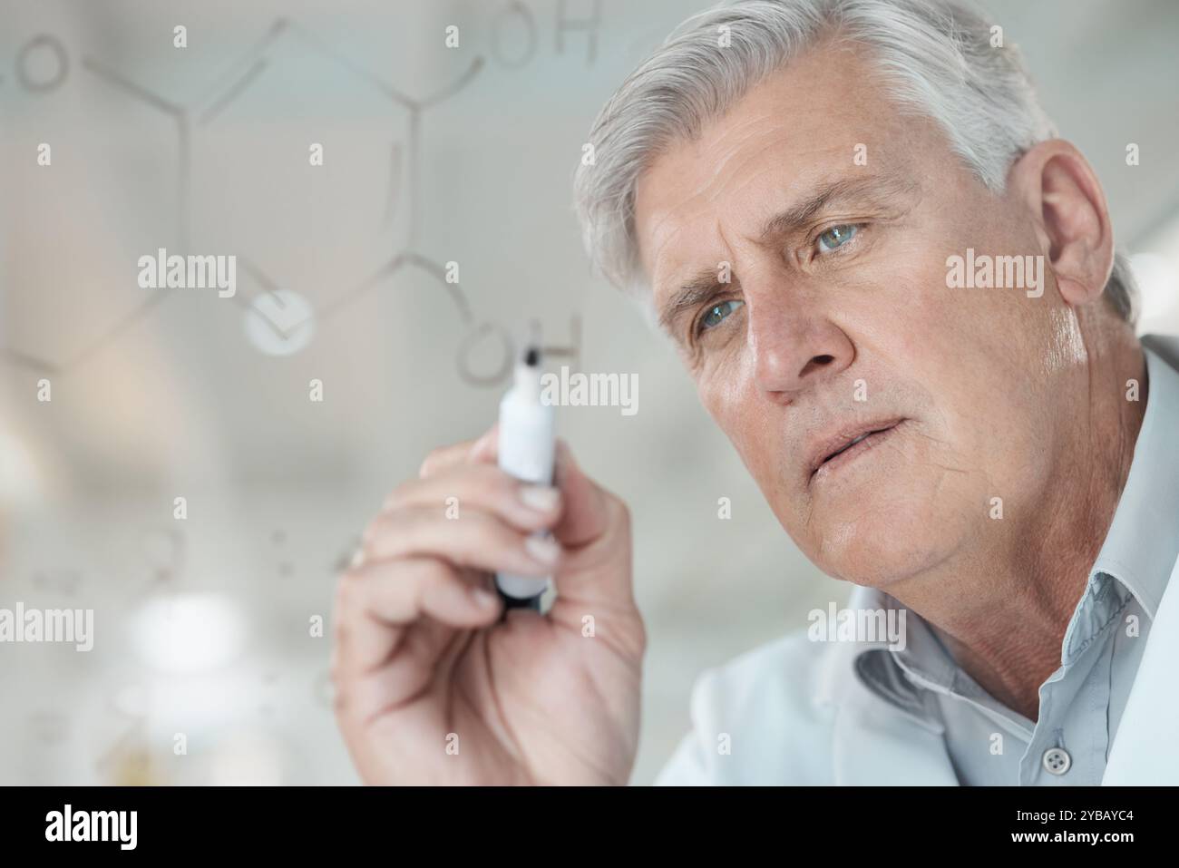 Uomo, scienziato e formula su vetro in laboratorio per la risoluzione dei problemi, pianificazione medica e esperimento scientifico. Maturo, ricercatore e scrittore con molecola Foto Stock