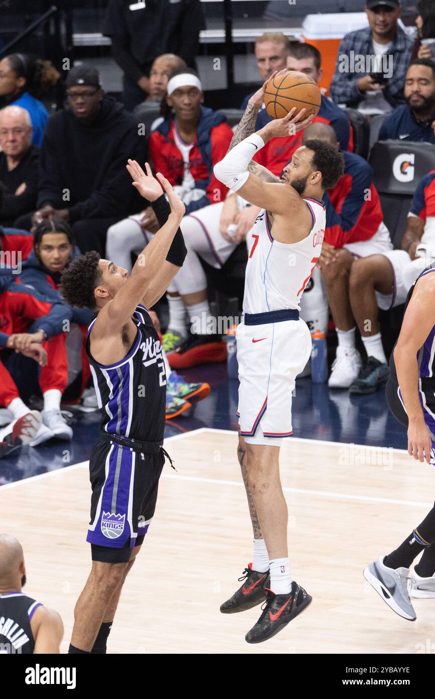 Inglewood, California, Stati Uniti. 17 ottobre 2024. Amir Coffey #7 dei Los Angeles Clippers spara contro Keon Ellis #23 dei Sacramento Kings durante una partita di basket pre-season all'Intuit Dome giovedì 17 ottobre 2024 a Inglewood, California (Credit Image: © Ringo Chiu/ZUMA Press Wire) SOLO PER USO EDITORIALE! Non per USO commerciale! Foto Stock