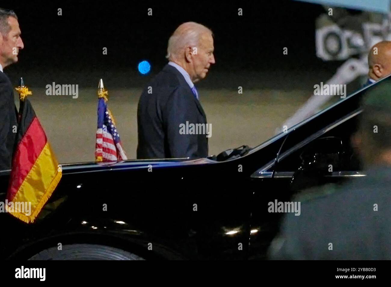 Joe Biden bei derAnkunft zu seinem Besuch in Deutschland mit der Air Force One auf dem militärischen Teil vom Flughafen Berlin-Brandenburg. Berlino, 17.10.2024 *** arrivo di Joe Biden per la sua visita in Germania con Air Force One presso la sezione militare dell'aeroporto di Berlino-Brandeburgo, 17 10 2024 foto:Xu.xStammx/xFuturexImagex ankunft biden 4035 Foto Stock