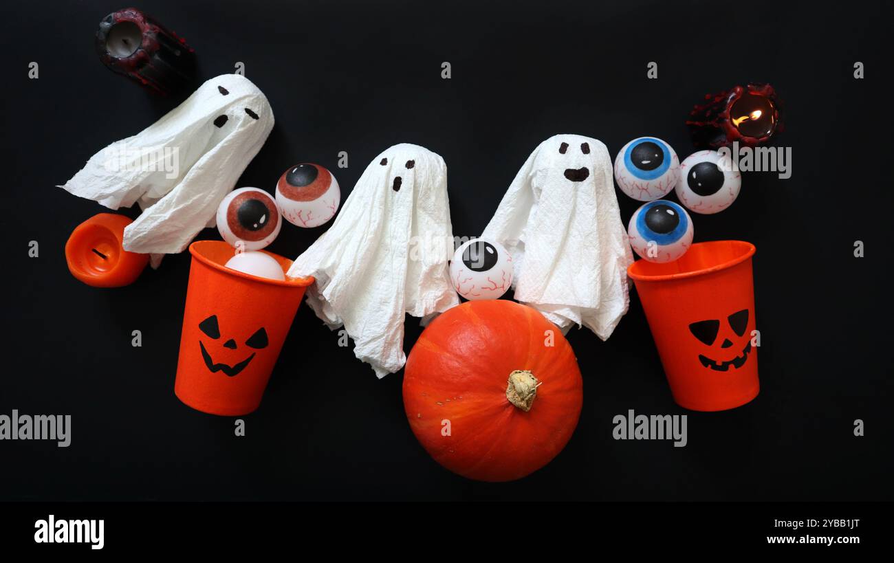 Set di elementi decorativi per Halloween. Fantasmi con diverse espressioni facciali. Occhiali Jack lantern. Occhi di colori diversi. Zucca. Candele nere Foto Stock