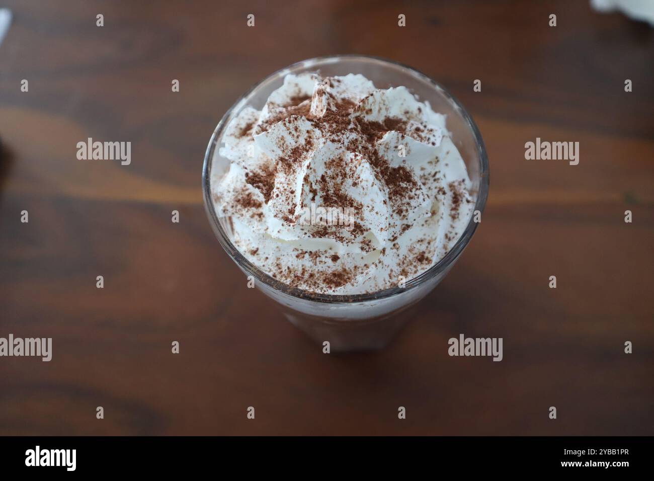 Cioccolato ghiacciato con panna montata su un tavolo di legno Foto Stock