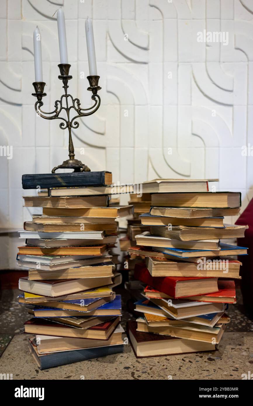 Il lampadario illumina la strada della conoscenza nel mondo dei libri. Foto Stock