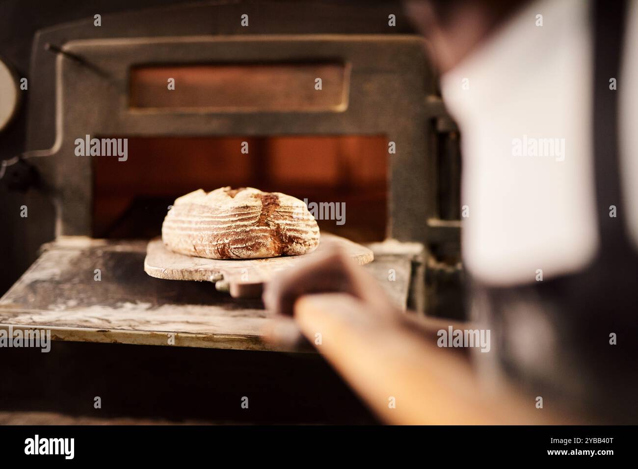 Persona, pane e forno per fornaio, proprietario di una piccola impresa e laboratorio di pasticceria. Chef, pasticceria e catering per caffetteria e bistro al dettaglio Foto Stock