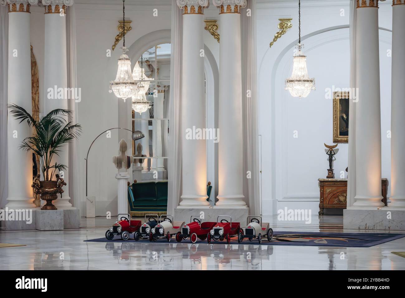 Macchinine giocattolo da collezione in mostra nel Salon Royal del leggendario Hotel Negresco Foto Stock