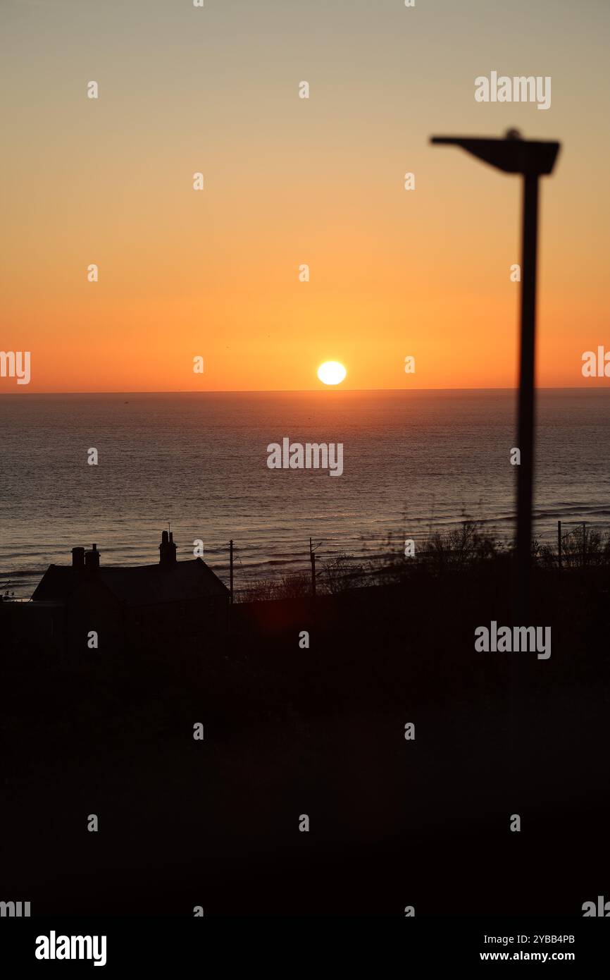 Berwick upon Tweed, Regno Unito, 18 ottobre 2024. Meteo nel Regno Unito. Splendida alba per iniziare la giornata sulla costa nord-orientale poiché le temperature dovrebbero arrivare fino a 15 gradi, credito Northumberland: Gary Learmonth / Alamy Live News Foto Stock