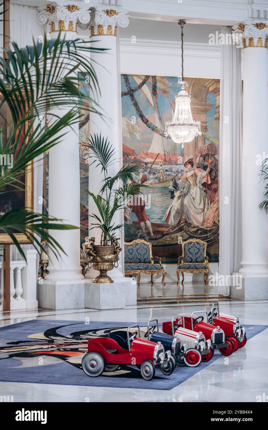 Nizza, Francia - 16 luglio 2024 : macchinine da collezione in mostra nel Salon Royal del leggendario Hotel Negresco Foto Stock