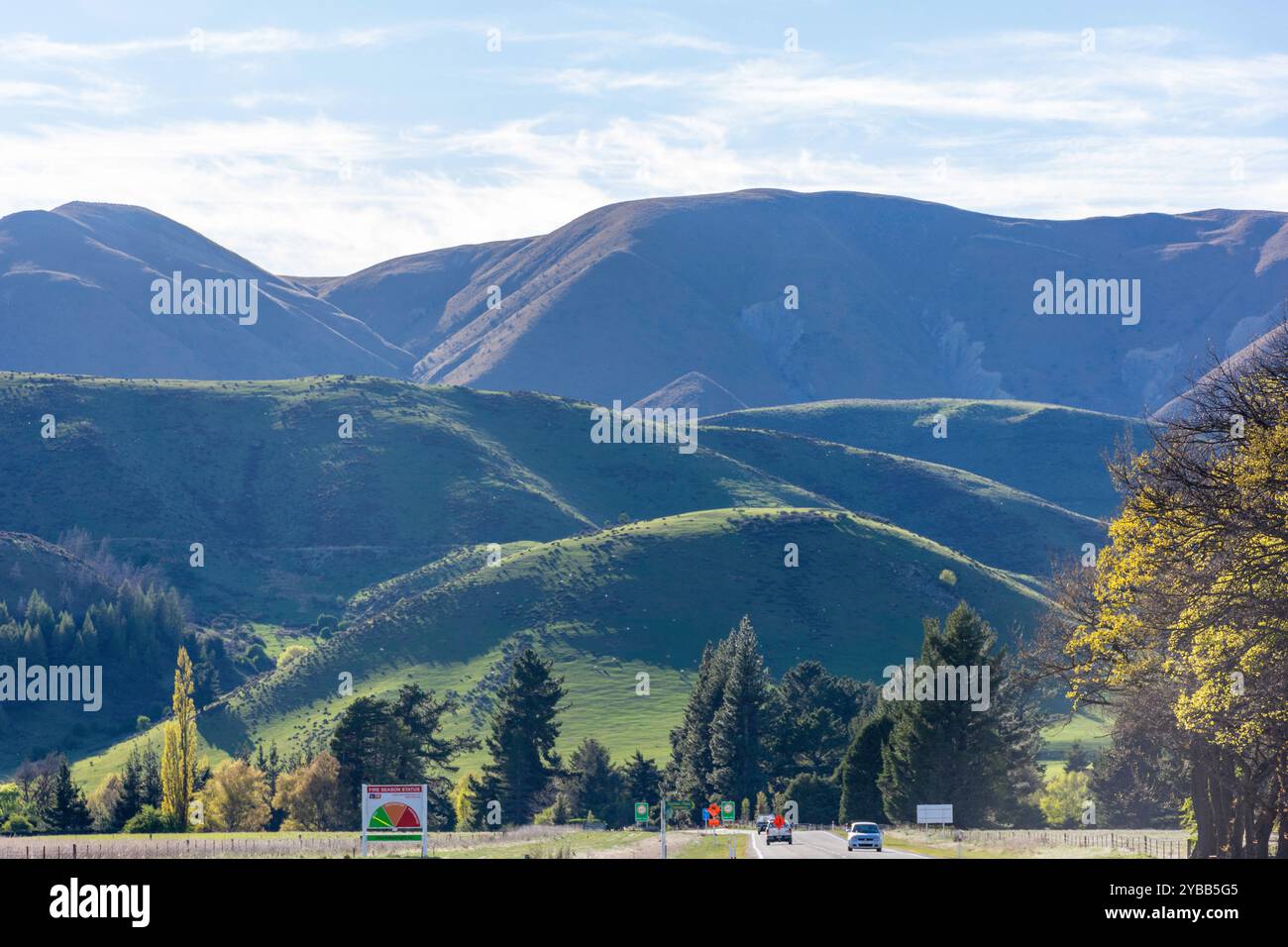 Paesaggio collinare sulla Lake Tekapo-Fairlie State Highway 8, Canterbury, South Island, nuova Zelanda Foto Stock