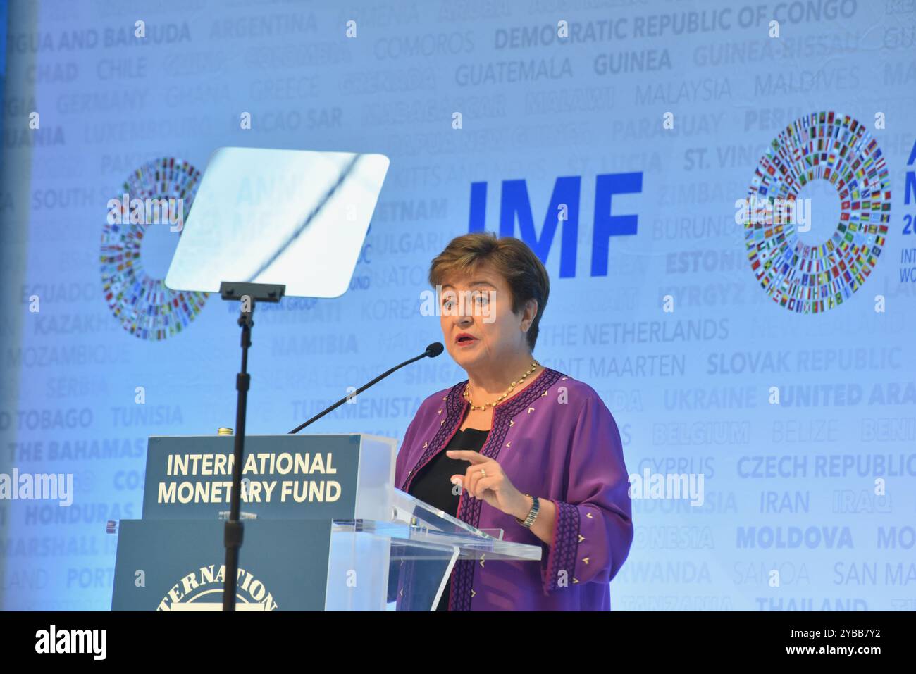 Washington, USA.17 ottobre 2024. Il presidente del Fondo monetario internazionale (FMI) Georgieva ha affermato in un discorso a Washington che la coesistenza di una bassa crescita e di un elevato debito metterà sotto pressione l'economia globale in futuro, 17 ottobre 2024 ora locale. Credito: Sha Hanting/China News Service/Alamy Live News Foto Stock