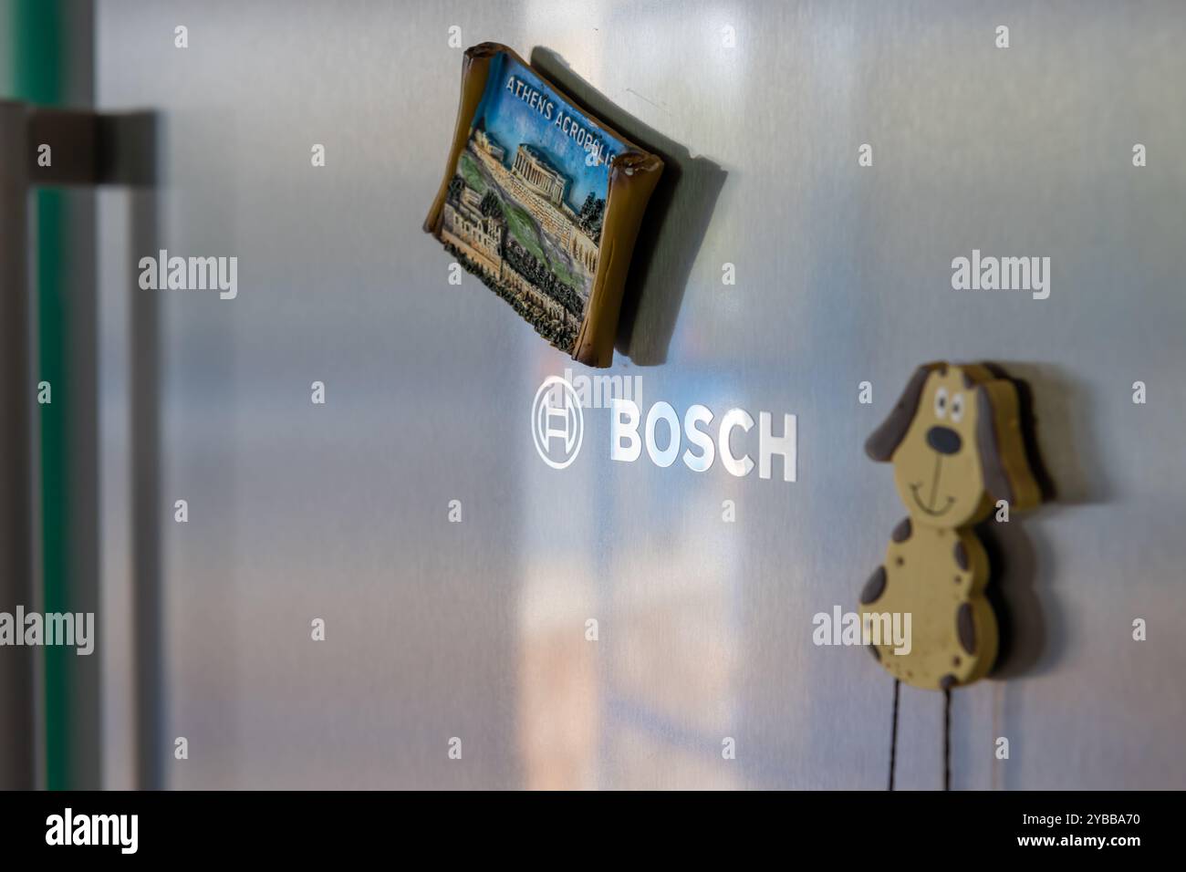 Lefkada, Grecia- 10.04.2024. Primo piano del nome dell'azienda un'etichetta del marchio di un congelatore per frigoriferi Bosch con magneti per frigoriferi. Foto Stock