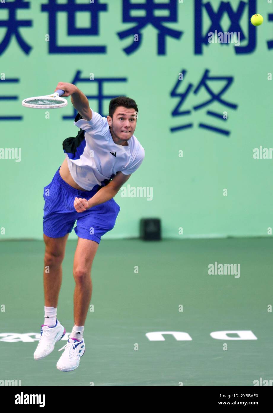 Il giocatore rumeno Luca preda alla competizione. Chengdu, Cina. 17 ottobre 2024. Le finali junior dell'ITF World Tennis Tour 2024 si svolgeranno presso il Sichuan International Tennis Center, Chengdu, provincia cinese del Sichuan, il 17 ottobre 2024. Credito: Wang lei/China News Service/Alamy Live News Foto Stock