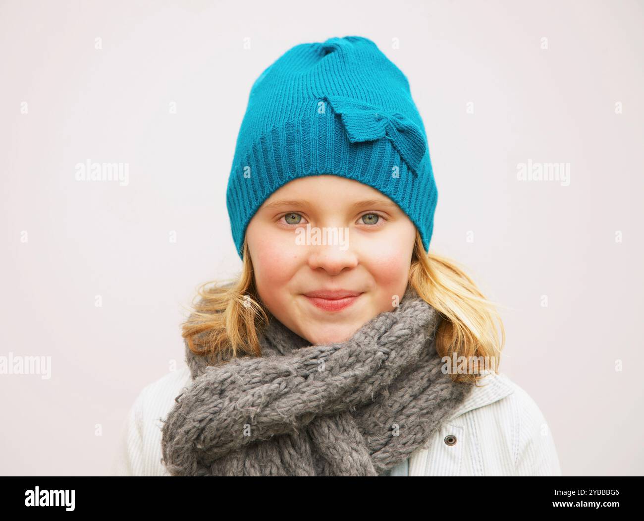 Ritratto di giovane ragazza che indossa Cappello di lana e sciarpa Foto Stock