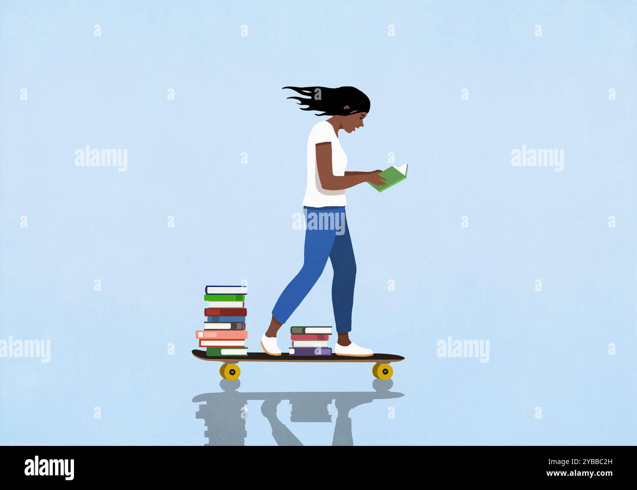 Donna con una pila di libri che leggono e skateboard su sfondo blu Foto Stock