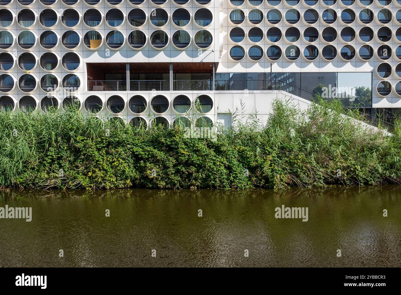 Student Experience Amsterdam, un moderno centro studentesco in un edificio futuristico a Zuidas, Amsterdam, Paesi Bassi. Foto Stock