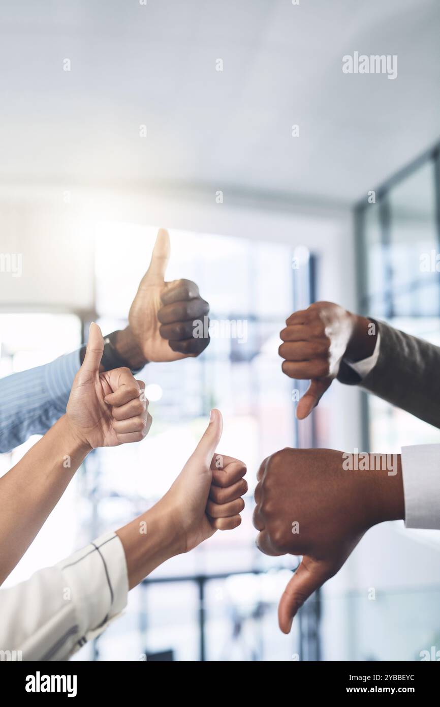 Gli uomini d'affari, le mani e i pollice in alto e in basso votano a favore di decisioni e accordi separati professionali. Sì, reclutamento e opinione del vincitore con buoni voti, no Foto Stock