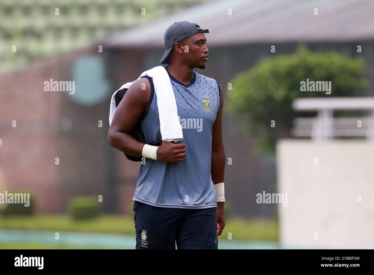 I lungi Ngidi durante le sessioni di allenamento del Sudafrica si svolgono presso lo Sher-e-Bangla National Cricket Stadium (SBNCS) di Mirpur, Dacca, Bangladesh, Octo Foto Stock