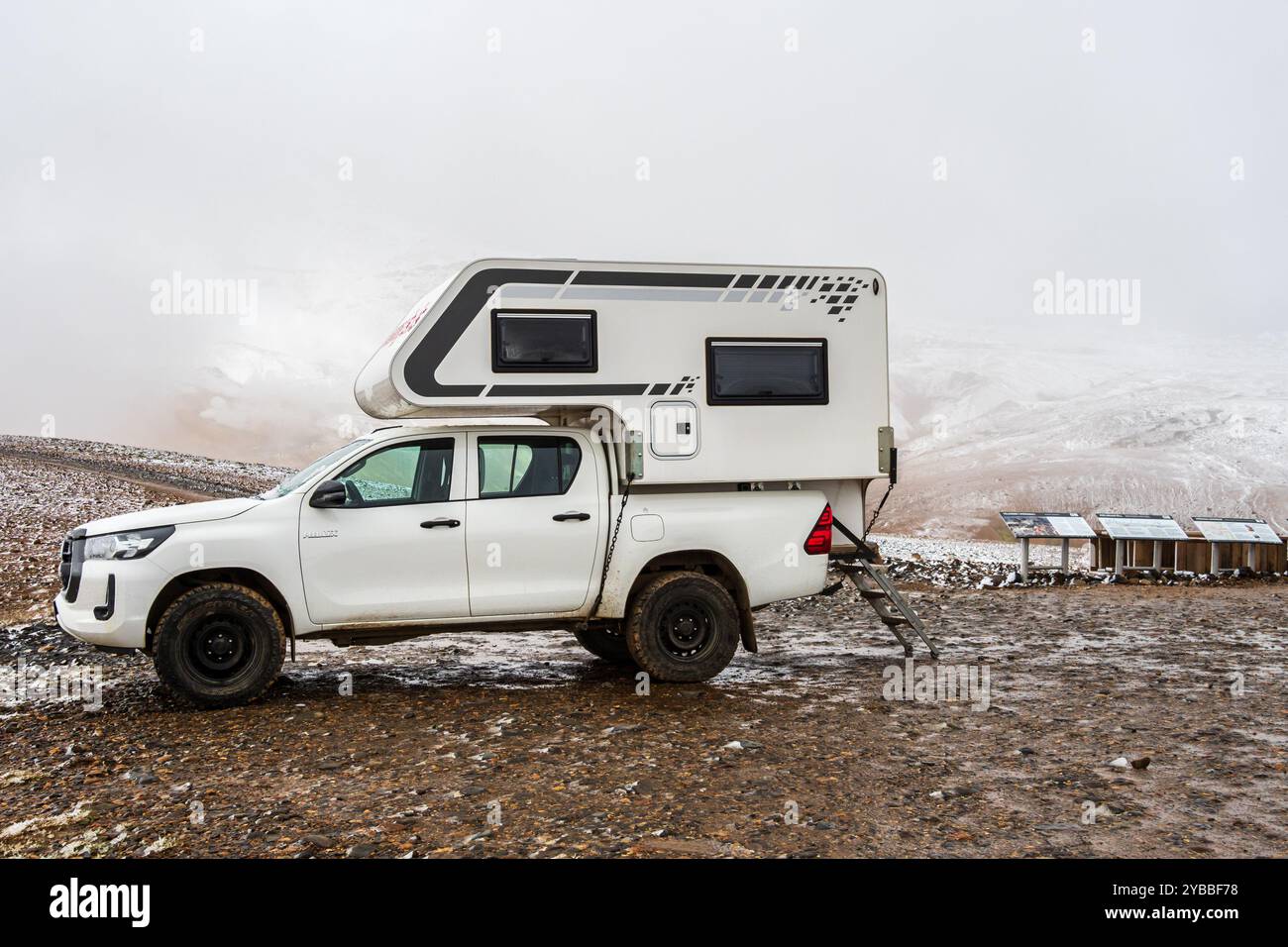 Camper 4x4, neve precoce, area geotermica di Hveradalir, Kerlingarfjöll, altopiani islandesi, Islanda Foto Stock