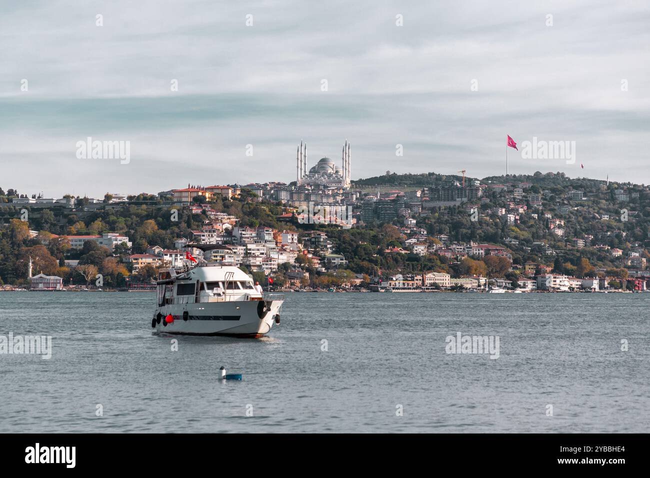 Istanbul, Turkiye - 14 ottobre 2024: Vista costiera del lato asiatico di Istanbul con le acque blu del Bosforo e la collina di Camlica sullo sfondo Foto Stock