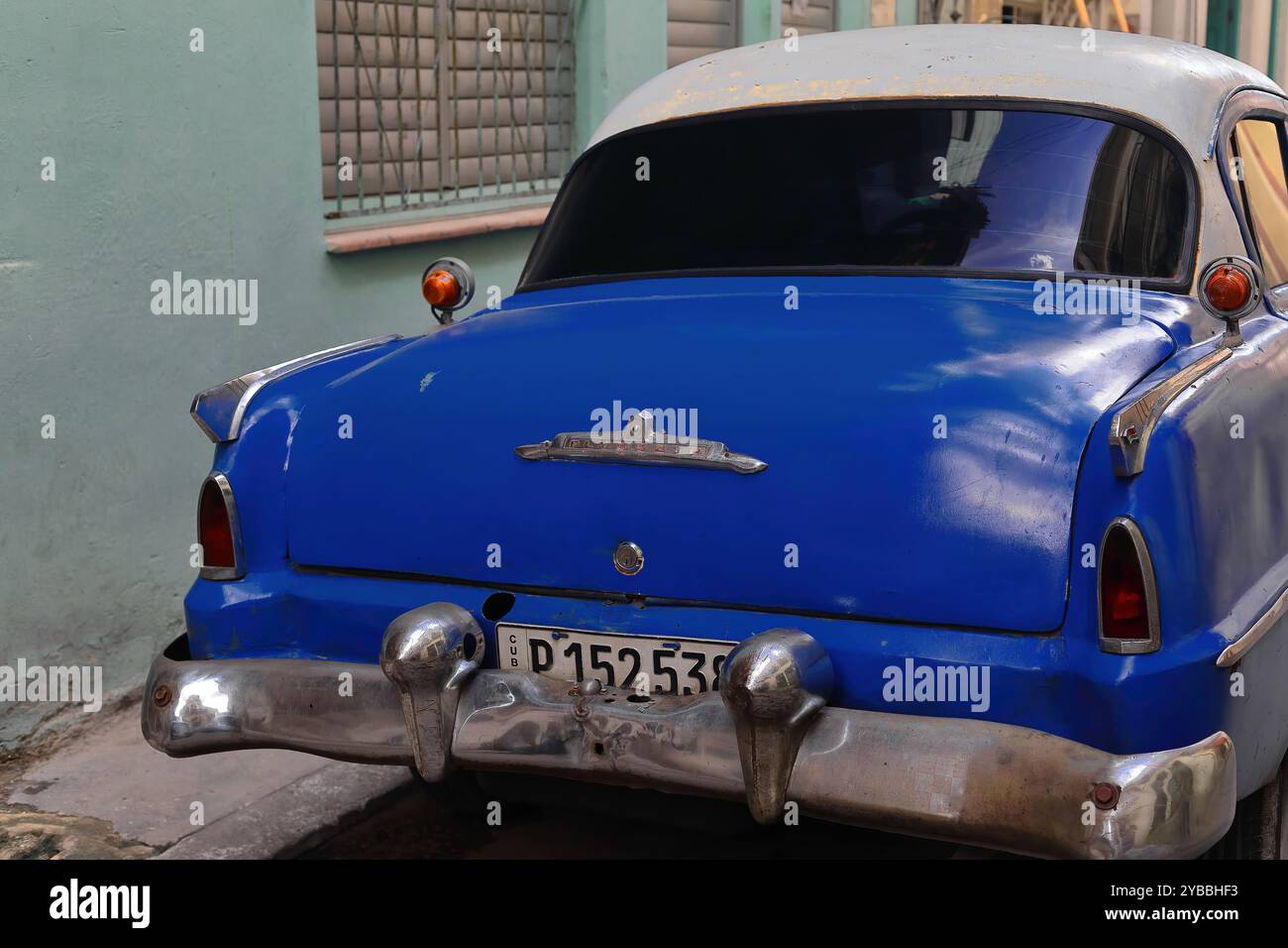 816 auto d'epoca americana blu cobalto dal tetto bianco - Plymouth Belvedere dal 1954 - situata su una strada di Habana Vieja - città vecchia. L'Avana-Cuba. Foto Stock