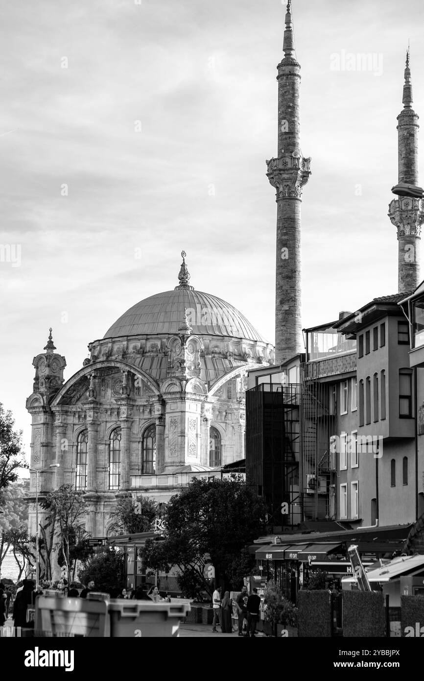 Istanbul, Turkiye - 14 ottobre 2024: La Moschea di Ortakoy, o il Buyuk Mecidiye Camii a Besiktas, si trova sul lato del fiume della piazza del molo di Ortakoy, uno Foto Stock