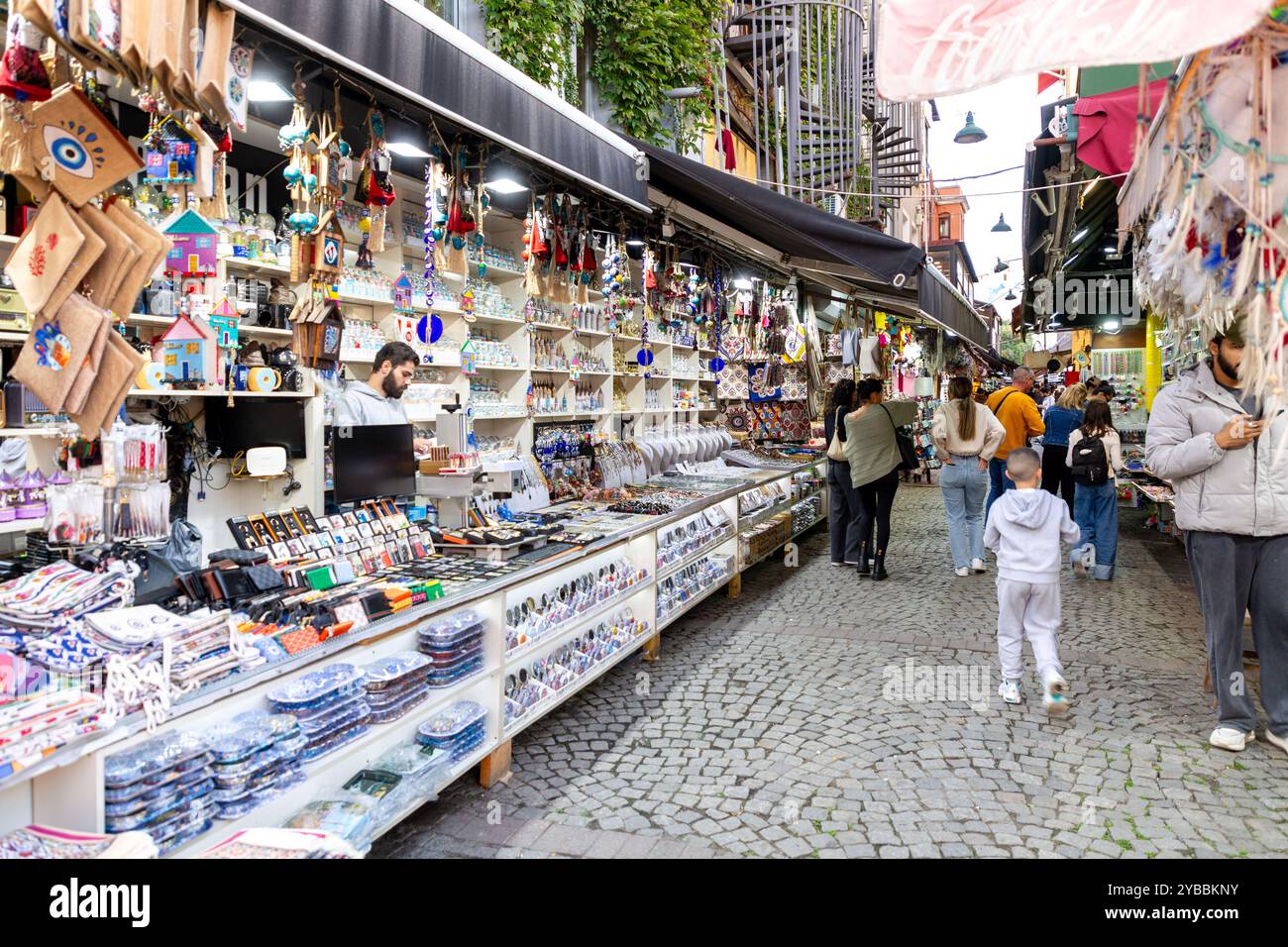 Istanbul, Turkiye - 14 ottobre 2024: Strade storiche di Ortakoy, un quartiere ricco e un popolare punto turistico di Besiktas, lato europeo della B Foto Stock