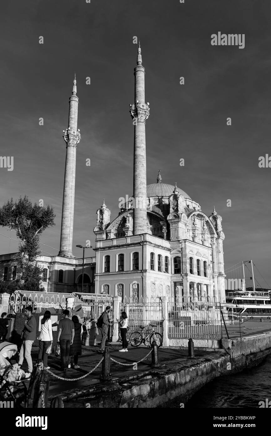 Istanbul, Turkiye - 14 ottobre 2024: La Moschea di Ortakoy, o il Buyuk Mecidiye Camii a Besiktas, si trova sul lato del fiume della piazza del molo di Ortakoy, uno Foto Stock