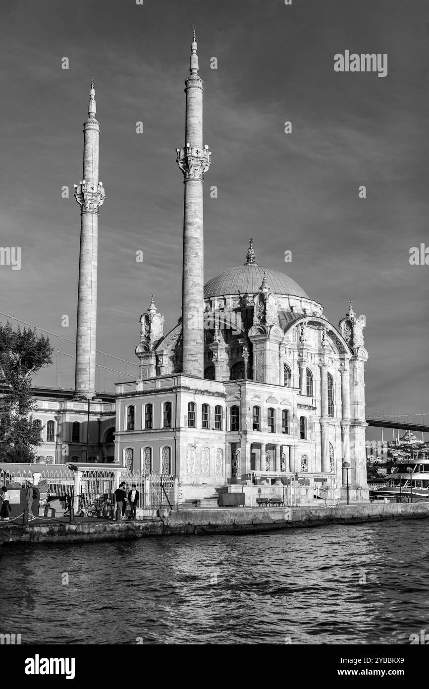 Istanbul, Turkiye - 14 ottobre 2024: La Moschea di Ortakoy, o il Buyuk Mecidiye Camii a Besiktas, si trova sul lato del fiume della piazza del molo di Ortakoy, uno Foto Stock