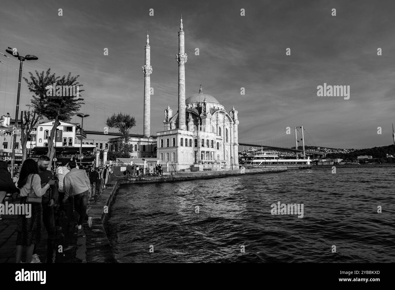 Istanbul, Turkiye - 14 ottobre 2024: La Moschea di Ortakoy, o il Buyuk Mecidiye Camii a Besiktas, si trova sul lato del fiume della piazza del molo di Ortakoy, uno Foto Stock