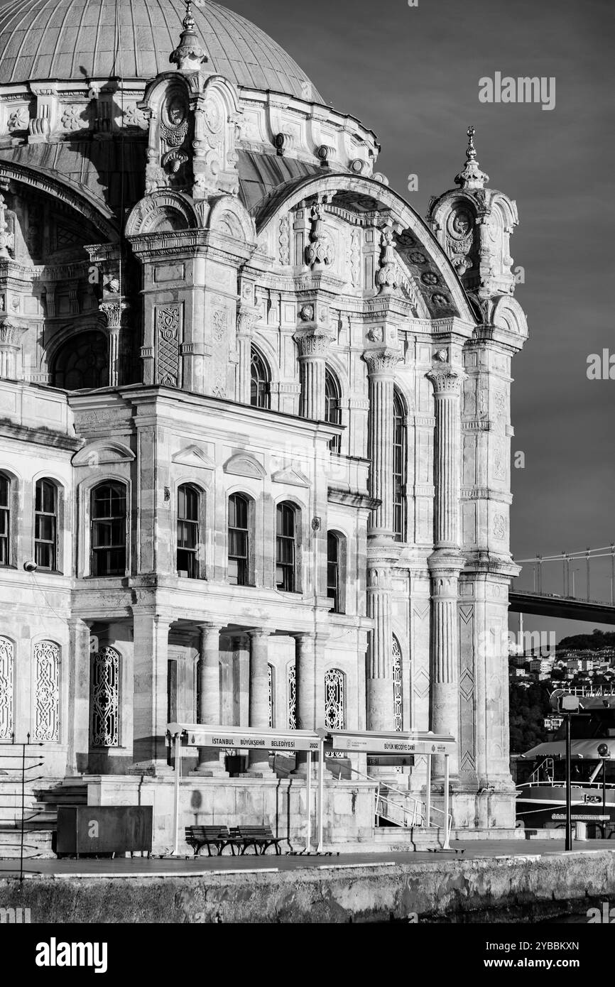 Istanbul, Turkiye - 14 ottobre 2024: La Moschea di Ortakoy, o il Buyuk Mecidiye Camii a Besiktas, si trova sul lato del fiume della piazza del molo di Ortakoy, uno Foto Stock
